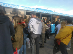 На День Победы в Волгограде людям пришлось брать штурмом общественный транспорт