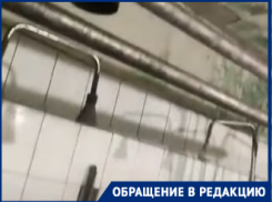 Ржавые трубы и штукатурка вместо шампуня: волгоградец снял видео в душевой крупного завода