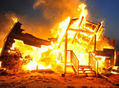 В Волгограде пожарные 6 часов тушили частный дом 