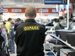 Волгоградцы простили охранников, которые подглядывали за ними в примерочных 
