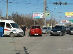 На севере Волгограда Toyota врезалась в Kia: пенсионерка и молодой парень в больнице
