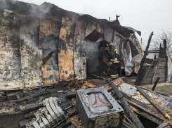 Два газовых баллона успели унести из горящего дома в Волгограде