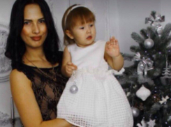 Найдены родственники оставленной в песочнице 2-летней девочки, а мама её бесследно исчезла 