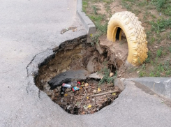 Глубокая яма-капкан ловит колеса машин и ноги детей в Волгограде