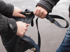 В Волжском грабитель напал на воспитательницу детского сада, выследив ее у банкомата