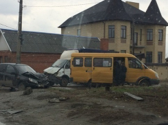 Маршрутка, грузовая «Газель» и Lada Granta столкнулись на западе Волгограда