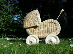 После свадьбы забыла про крошечную дочь у подъезда жительница Камышина