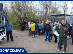 «Автобусы отказываются ехать»: волгоградцы устроили народный сход из-за разбитой дороги к трем СНТ