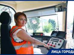 «Многие хотят посидеть на месте водителя», - вошедшая в топ-10 лучших водителей трамваев Наталья Влазнева
