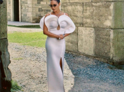 «Реально костюм пельменя»: Ляйсан Утяшеву высмеяли за дизайнерский наряд