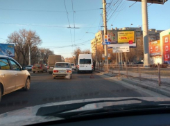 Парализовано движение на проспекте Жукова в Волгограде