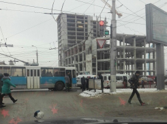 Маршрутчик протаранил троллейбус в центре Волгограда 