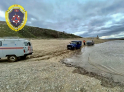 Волгоградцы с ребенком застряли на острове из-за непогоды