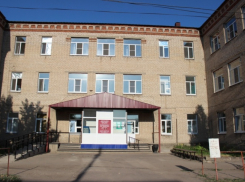 Под Волгоградом пенсионера нашли повешенным у поликлиники: подробности