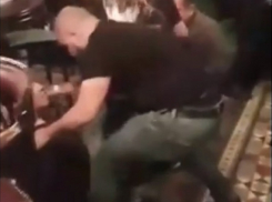 На видео попала массовая драка в ночном клубе Волгограда