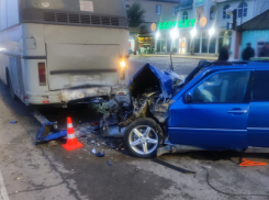 Mercedes врезался в автобус у волгоградского кафе: водитель погиб