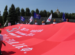 На Мамаевом кургане школьники развернули Знамя Победы