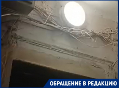 Подъезд обезвоженного МКД в Волгограде превращается в съемочную площадку хоррора: видео