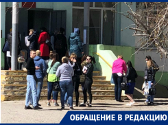 «Без масок и никакой дистанции»: волгоградка пожаловалась на толпу за сухпайками для школьников