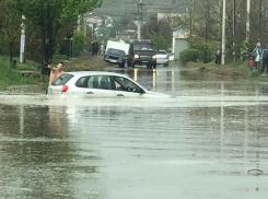 Lada Kalina вместе с водителем и пассажиром утонула во время дождя в Волгограде