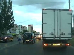В Сеть просочилось видео с суровыми волжскими мужиками, которые ловят авто на ходу 