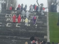 Толпы туристов устремились на Мамаев курган в самый холодный день апреля 