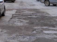 Мэрию Волгограда через суд заставляют отремонтировать разбитую дорогу на  Узбекской