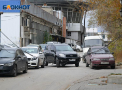 Провисшие провода заблокировали движение машин в Волгограде на Невской