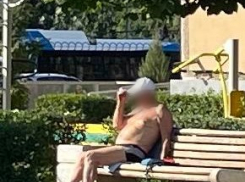 Загорающий в трусах дед-матерщинник смутил волгоградцев в детском парке