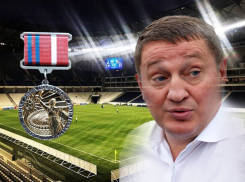 Андрей Бочаров вместо зарплаты строителям «Волгоград Арены» наградил их начальника медалью 