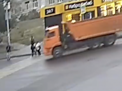 «КАМАЗ» наехал на женщину с ребенком и подростка в Волгограде: видео