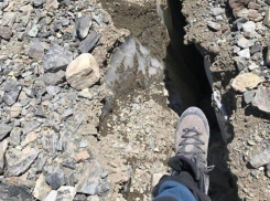 Олег Савченко преодолевает трещины глубиной 30 метров на пути к вершине Эвереста 