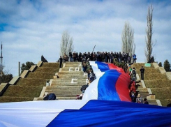 В Волгограде на Мамаевом Кургане активисты растянули 80-метровый флаг России 