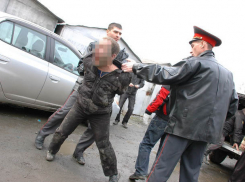 Под Волгоградом угонщик авто едва не зарезал инспектора ДПС