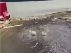 В центре Волгограда второй день бьёт из-под земли фонтан