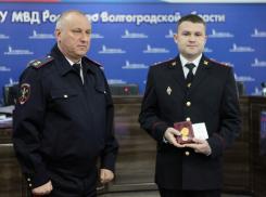 Полицейского наградили за спасение пенсионерки на пожаре в Михайловке