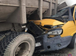 В Волгограде протаранивший грузовик водитель маршрутки №15С пытался скрыть, что везет пассажиров