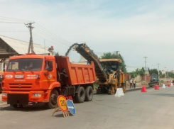 В Волгограде начали ремонт дороги к «золотым» переездам