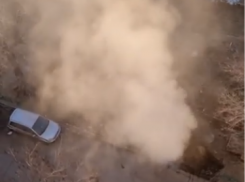 «Улицу топим»: бьющий из-под земли пар выше девятого этажа показали волгоградцы