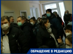 «Ковидные и нековидные в одной очереди»: волгоградка показала на видео, что творится в поликлинике