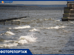 Волгу начало штормить во время арктического циклона в Волгограде: тонут люди и яхты
