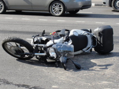 В Волгограде мотоциклист сбил 50-летнего пешехода: оба в больнице