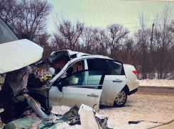 Под Волгоградом в жутком ДТП погиб мужчина, девушка в реанимации