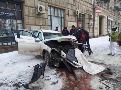 Mercedes чуть не сбил пешеходов и влетел в дом на Комсомольской в Волгограде: последствия ДТП попали на видео
