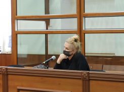 «Считаю, я вообще не виновна ни в чем»: подозреваемую в организации финпирамиды блондинку отправили в СИЗО в Волгограде