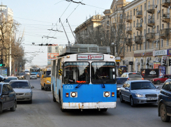На севере Волгограда Ford протаранил троллейбус: есть пострадавшие