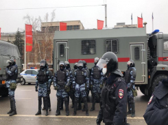 Автозаки и перекрытие движения: в центре Волгограда несанкционированное мероприятие 