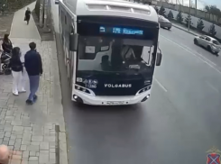 ДТП с автобусом в центре Волгограда попало на видео 