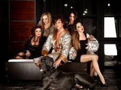 Волгоградец Прохор Шаляпин снялся в эротической фотосессии в поддержку собачьего приюта