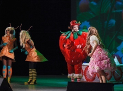 Волгоградские мальчишки и девчонки отправились в сказочное путешествие вместе с Алисой